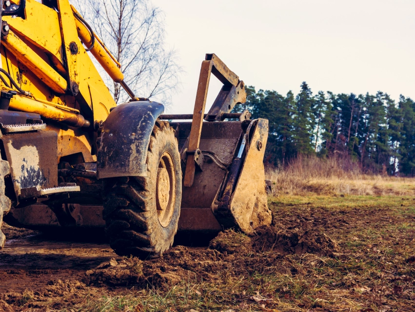 Markarbete och schaktning med entreprenadmaskin