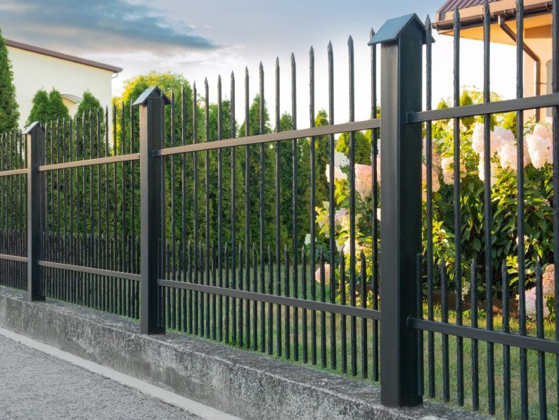 Metallstolpar i metallstaket