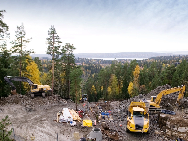 Entreprenadmaskiner arbetar