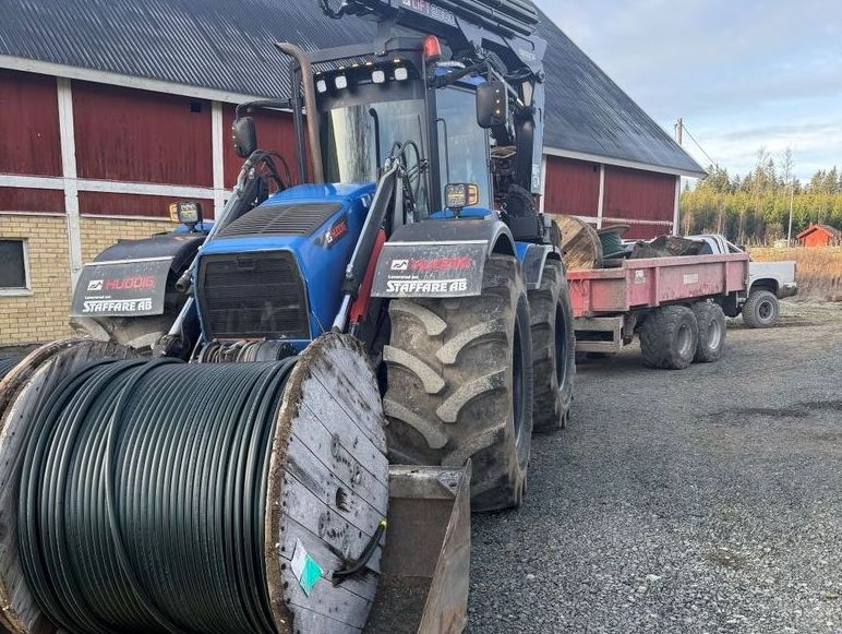 Traktor med kabeltrumma för fibersättning